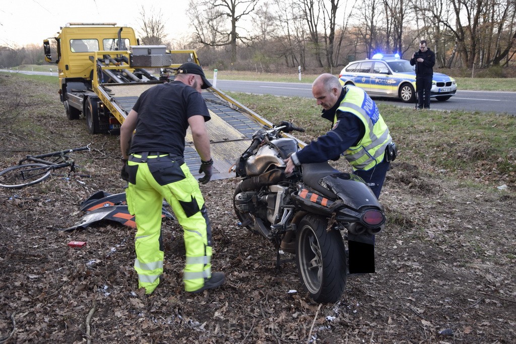 Schwerer VU Krad Fahrrad Koeln Porz Alte Koelnerstr P254.JPG - Miklos Laubert